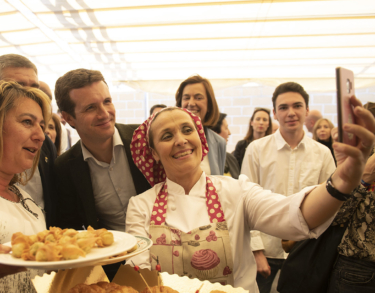 El WhatsApp desbanca a la caravana electoral