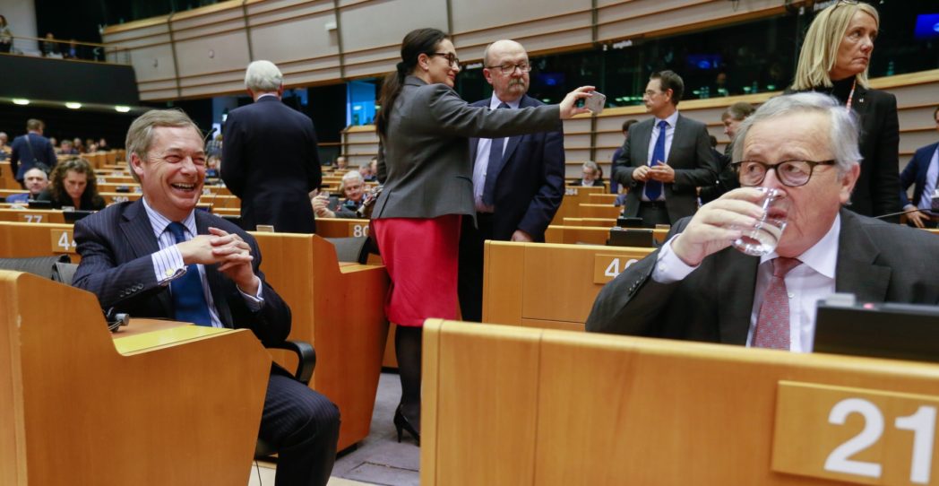 Lecciones del «brexit». Capricho de Camerón, traición de Farage y ruina