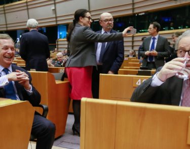 Lecciones del «brexit». Capricho de Camerón, traición de Farage y ruina