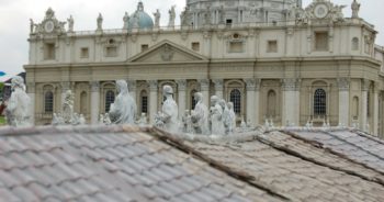 «Varón y mujer los creó»: El Vaticano da un golpe en la mesa contra la ideología de género