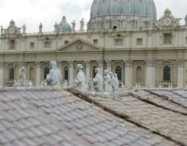 «Varón y mujer los creó»: El Vaticano da un golpe en la mesa contra la ideología de género