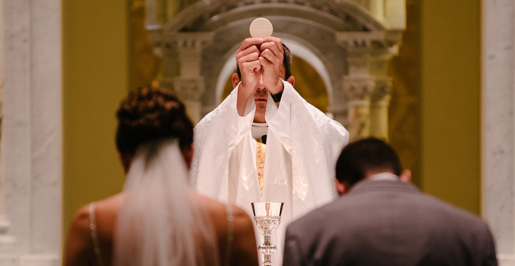 ¿Por qué los curas no se casan? La Iglesia responde