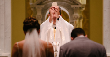 ¿Por qué los curas no se casan? La Iglesia responde