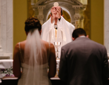 ¿Por qué los curas no se casan? La Iglesia responde
