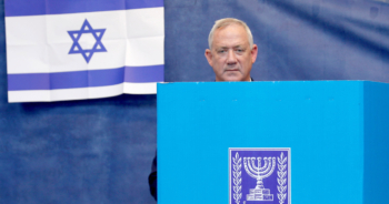 Tiempo de cambio en Israel con incendio al fondo