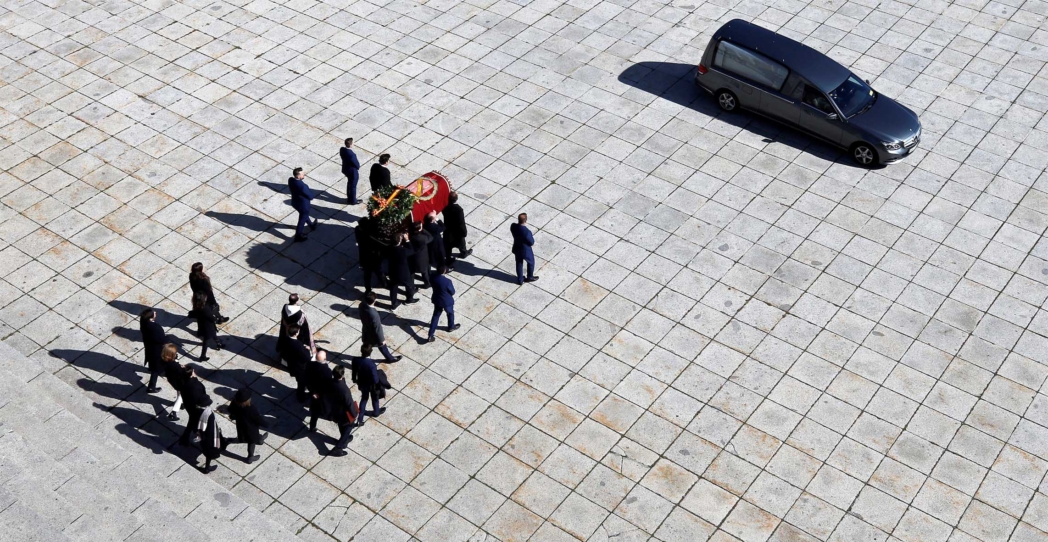 Enterrar a los muertos