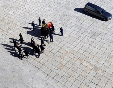 Enterrar a los muertos