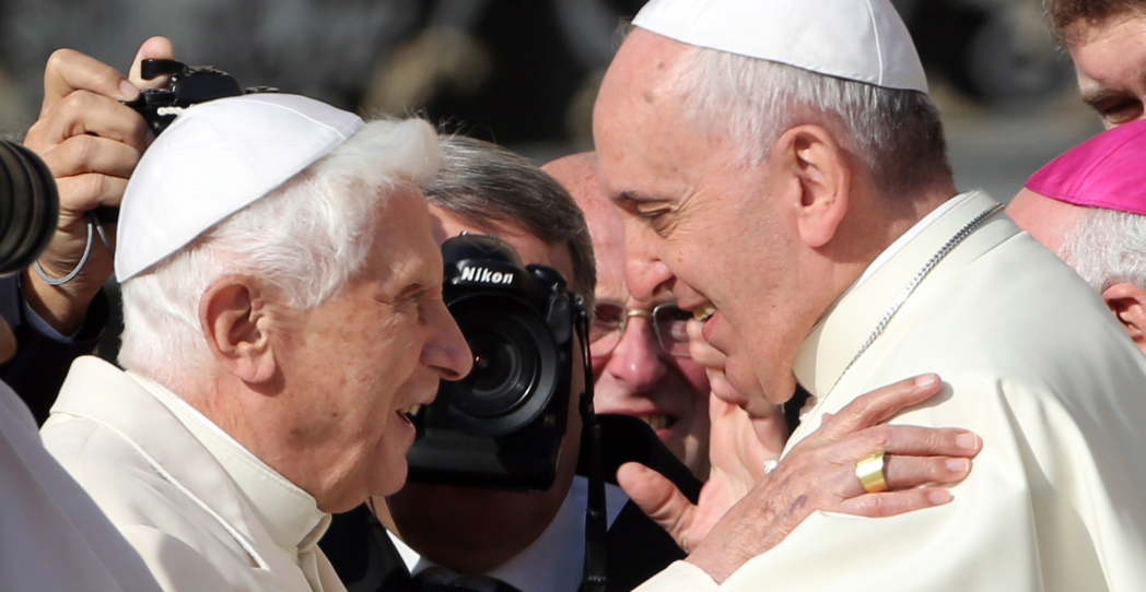 El no-libro de Benedicto XVI y el culebrón de los dos Papas