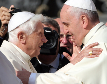 El no-libro de Benedicto XVI y el culebrón de los dos Papas