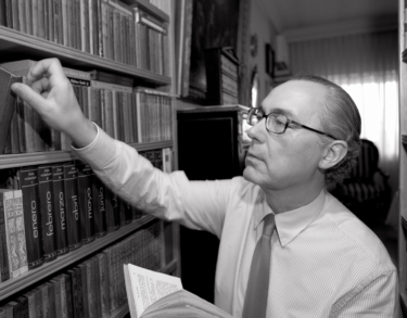 Luis Alberto de Cuenca: «Todo bachiller occidental debería poder declamar de memoria los primeros versos de La Ilíada»