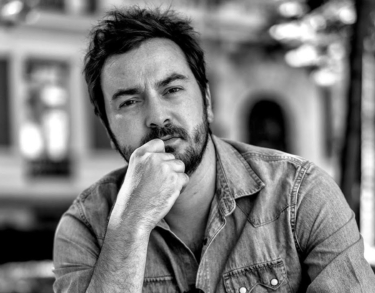 Jorge Bustos: «Si Sánchez disparara a un vecino, algunos lo justificarían»