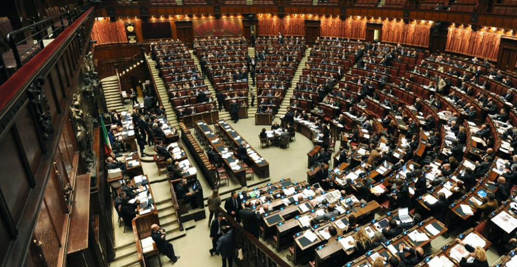 Dos días para reducir el Parlamento y dejar tocado al Gobierno italiano