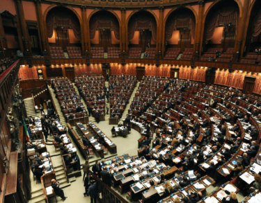 Dos días para reducir el Parlamento y dejar tocado al Gobierno italiano