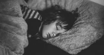 El rumor de los coches, el vaivén de las olas