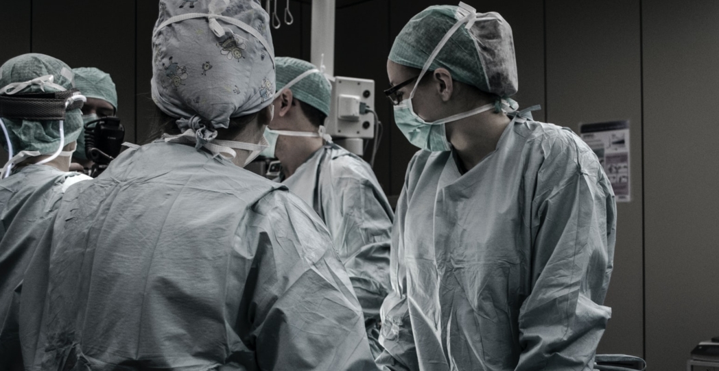 De cuidar la vida a administrar la muerte