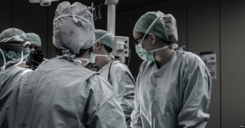 De cuidar la vida a administrar la muerte