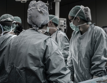 De cuidar la vida a administrar la muerte