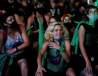 Las bacantes de pañuelo verde y la sacralización del aborto en Argentina