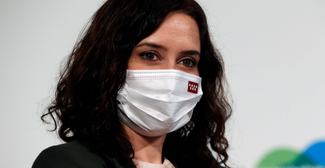 Ayuso rasga la foto de Colón