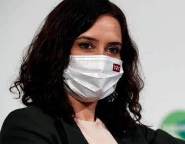 Ayuso rasga la foto de Colón